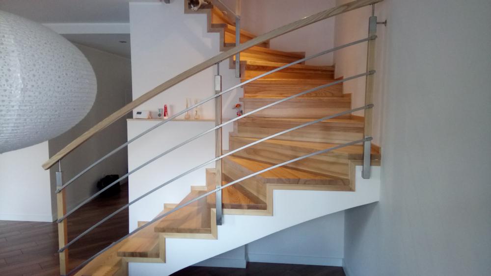 drewniane schody z drewniano-metalową poręczą