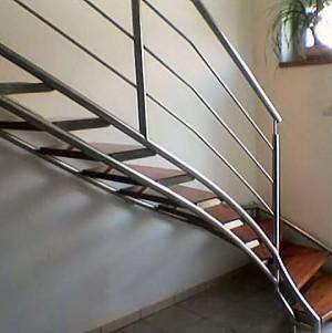 drewniane schody z metalową balustradą 28