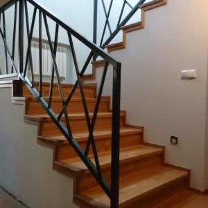 drewniane schody z metalową balustradą